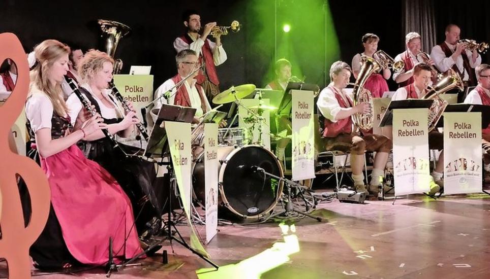 Freche und spritzige Blasmusik aus dem Schwarzwald brachten die Polka Rebellen aus dem Schwarzwald an den Fuss des Rodenbergs. Bild: Thomas Brack