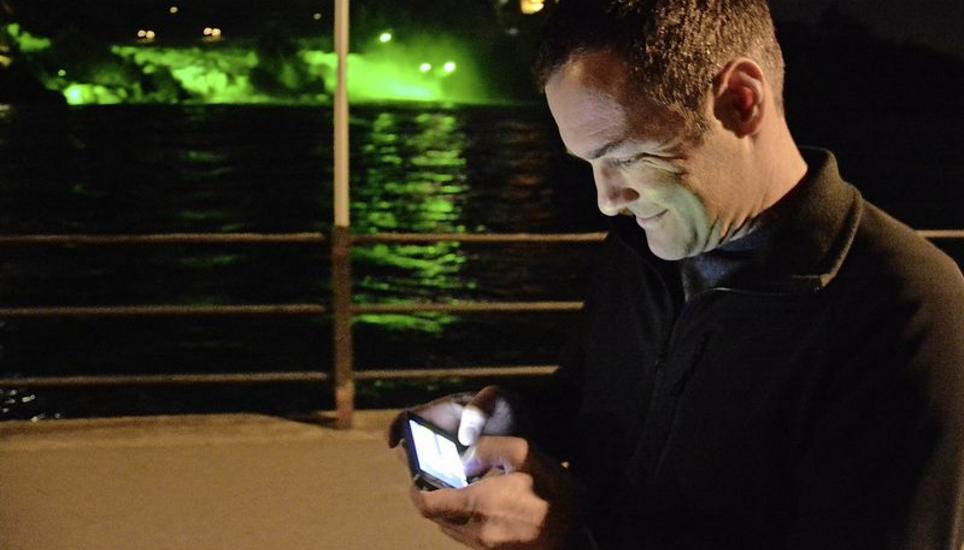 EKS-Mann Markus Wetter kann über Smartphone die Rheinfallbeleuchtung steuern und beispielsweise auf das vorprogrammierte Grün des St. Patrick’s Day umschalten. Bild: VF