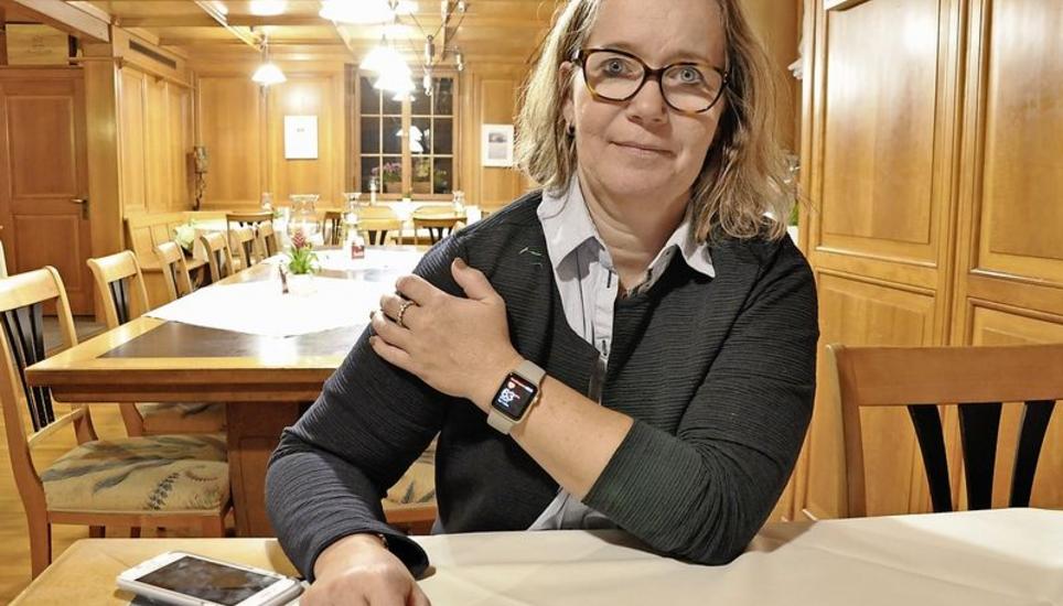 Daniela Zimmermann mit Apple Watch, dank der sie Laufwege aufzeichnet. Bild M. Gasser