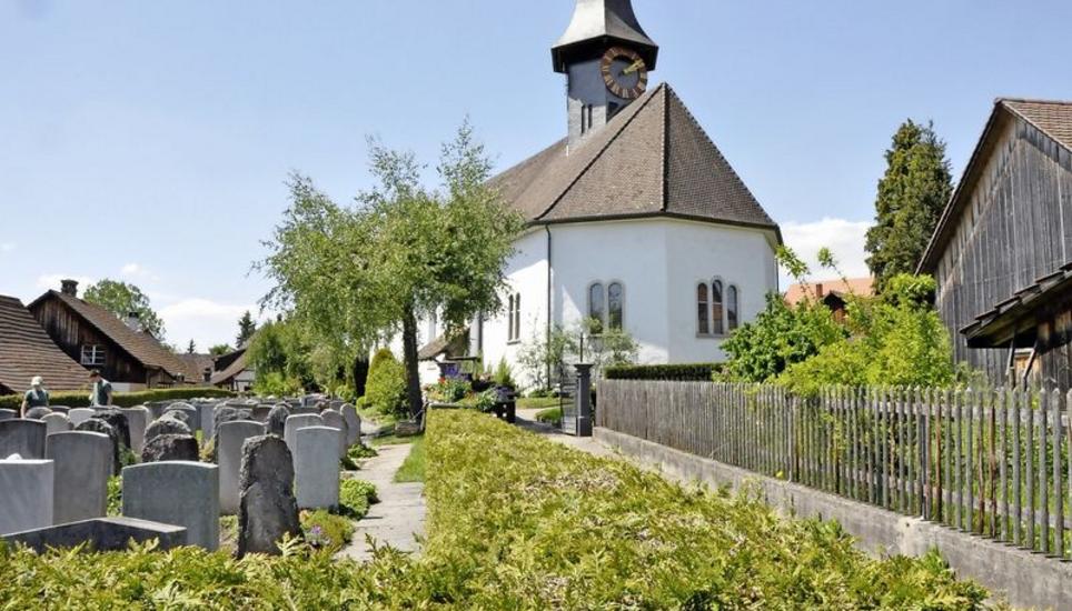 Die reformierte Kirche Marthalen: Sie (beziehungsweise die Kirchgemeinde) bleibt selbständig, möchte aber vermehrt mit anderen zusammenarbeiten. Darüber entscheiden nun die Stimmberechtigten.Archivbild: Mark Gasser