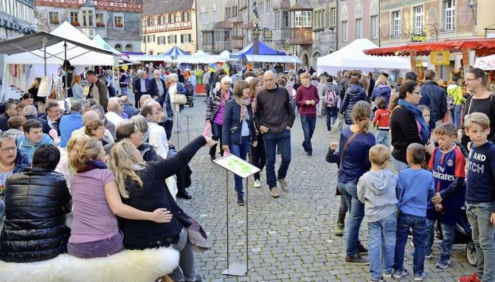 Das Prachtswetter am Steiner Jahrmarkt lockte gestern viele Besucher an. Bild: Mark Schiesser