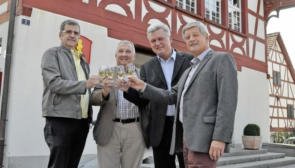 Obwohl sich Schul- und Gemeindepräsidenten nach dem Fusions-Ja ein Glas Stammer gönnten, bleibt (gerade im Gemeindehaus Unterstammheim) viel zu tun. Bild: Mark Gasser