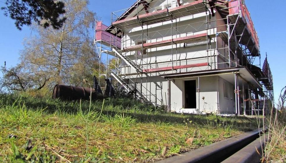 Der Bahnhof Hemishofen, an der Museumsbahnlinie Etzwilen–Singen gelegen, wird gegenwärtig von einheimischen Handwerkern restauriert. Bild: Ernst Hunkeler