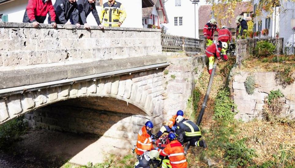 Eine komplizierte Bergung aus dem Schleitheimer Bachbett war ein Teil der Übungen. Bild: Christoph Merki