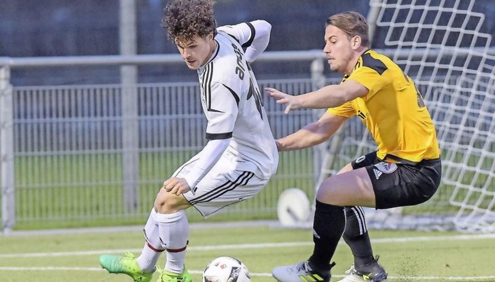 Die SVS mit Simon Gmür (links) reitet nach dem 2:0-Sieg über Wetzikon weiter auf einer Erfolgswelle. Bild: Roger Albrecht