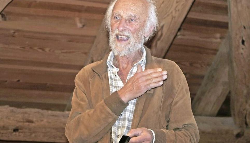 Jakob Walter ist promovierter Biologe und wirkte jahrzehntelang als Fischereiaufseher. Er sprach in Gächlingen über sein Hobby: die Spinnen. Bild: Rolf Hauser