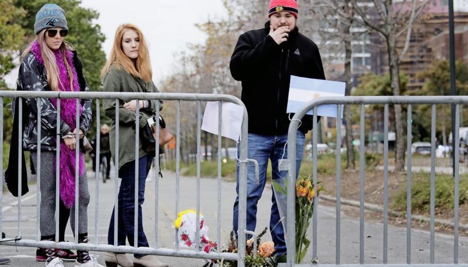 Bei einem Attentat wurden am Dienstagnachmittag in Manhattan acht Personen getötet – Passanten gedenken der Toten mit Blumen. Bild: Key