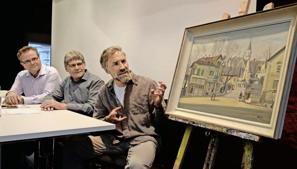 Kulturreferent Christian Di Ronco, Rebbauvereinspräsident Ruedi Meier und Vizepräsident Martin Harzenmoser (von links) berichten an einer Pressekonferenz über die geplante Holl-Ausstellung, bei der auch einzelne Bilder versteigert werden. Bild: Selwyn Hoffmann