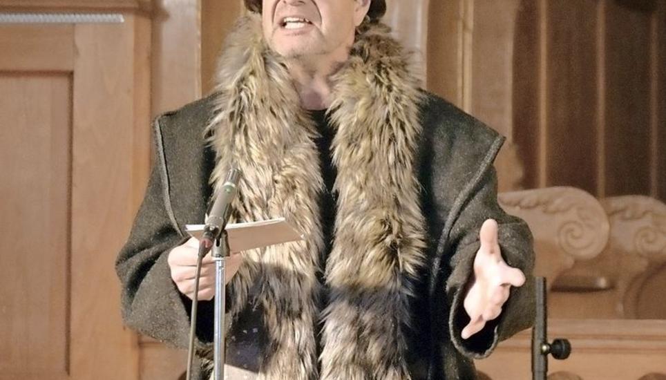 In der Kirche Ossingen gab es einen Dialog mit Heinrich Bullinger, der von Mischa Niedermann gespielt wurde. Bild Thomas Güntert
