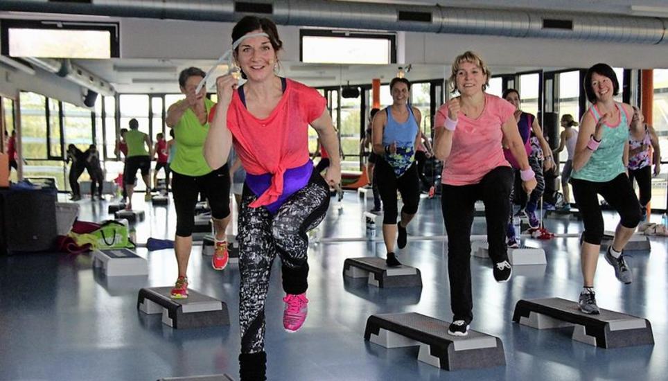 Beim «Step the 80s and 90s» unter der Leitung von Eurofit-Mitarbeiterin Daniela Bachmann (links im Bild) kamen die Gäste ins Schwitzen. Bild: Corina Fendt