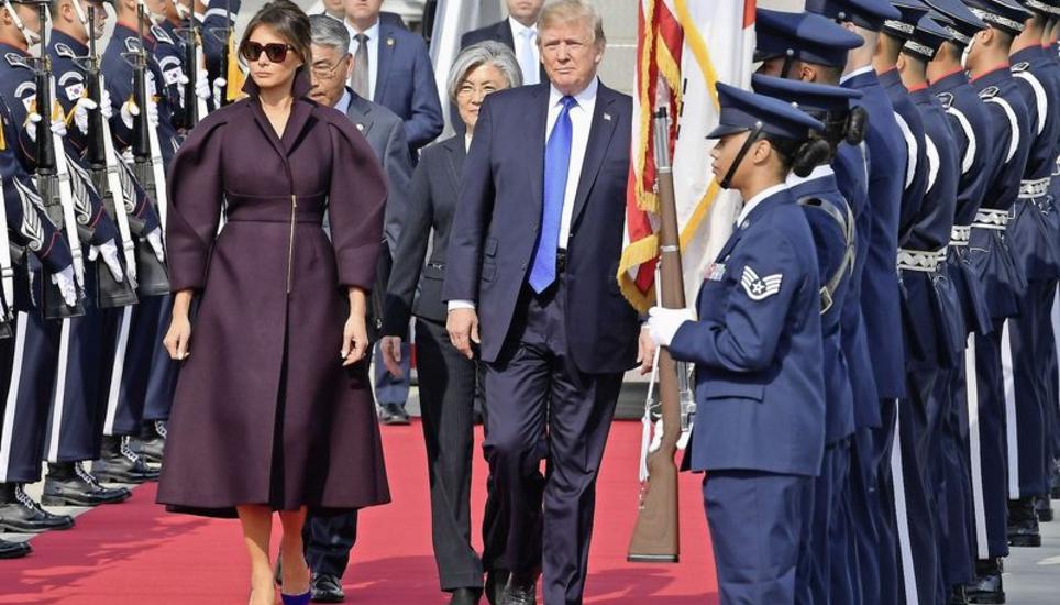 US-Präsident Donald Trump und Gattin Melania bei ihrer gestrigen Ankunft in Südkorea. Bild: Key