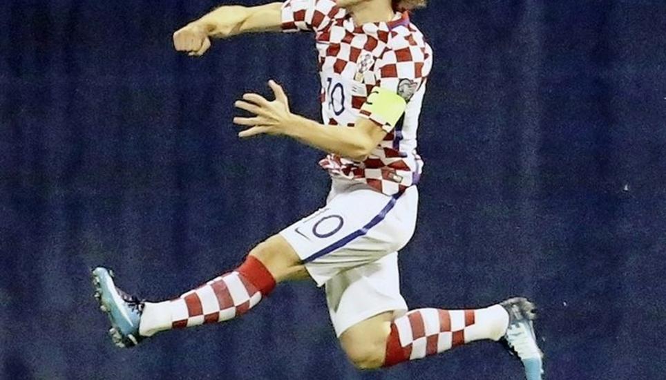 Kommt ein Luka Modric geflogen: Der kroatische Captain und Mittelfeldstar freut sich über seinen Führungstreffer. Am Ende gewannen die Kroaten ganz überlegen. Bild: Key