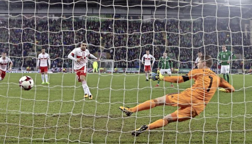Und drin ist das Ding: der Moment der Entscheidung in der Regenschlacht von Belfast. Verteidiger Ricardo Rodriguez behält beim Penalty die Nerven und nagelt den Ball zum 1:0-Siegtreffer in die Ecke. Bild: Key