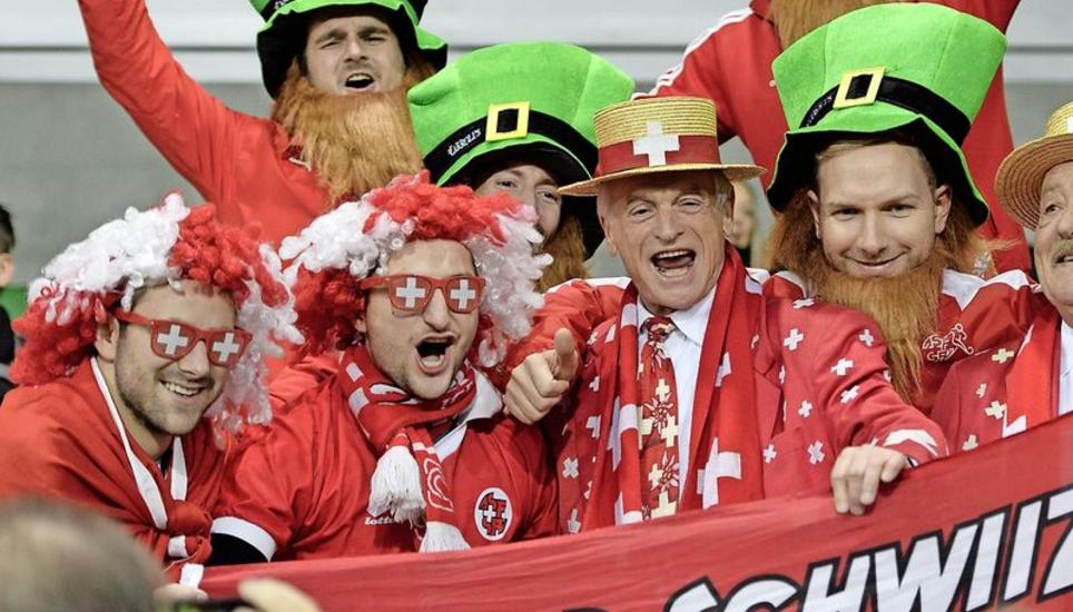 Feiern ist angesagt: Die knapp 1000 mitgereisten Schweizer Fans sahen ein über- legenes Nationalteam und konnten einen verdienten 1:0-Sieg bejubeln. Bild: Key