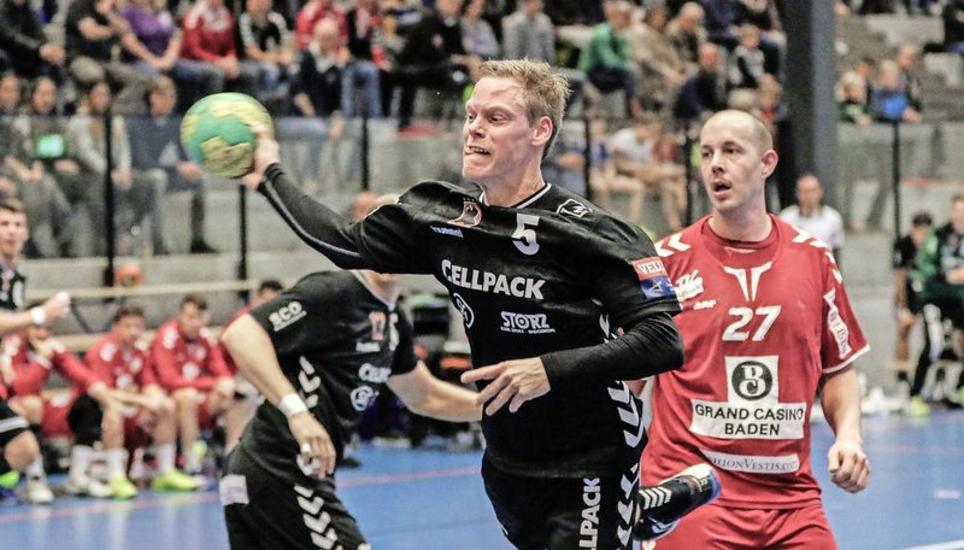 Voll konzentriert: Der zwölffache Torschütze Manuel Liniger (5) der Kadetten beim 38:23 gegen Endingen. Bild: Daniel Küttel