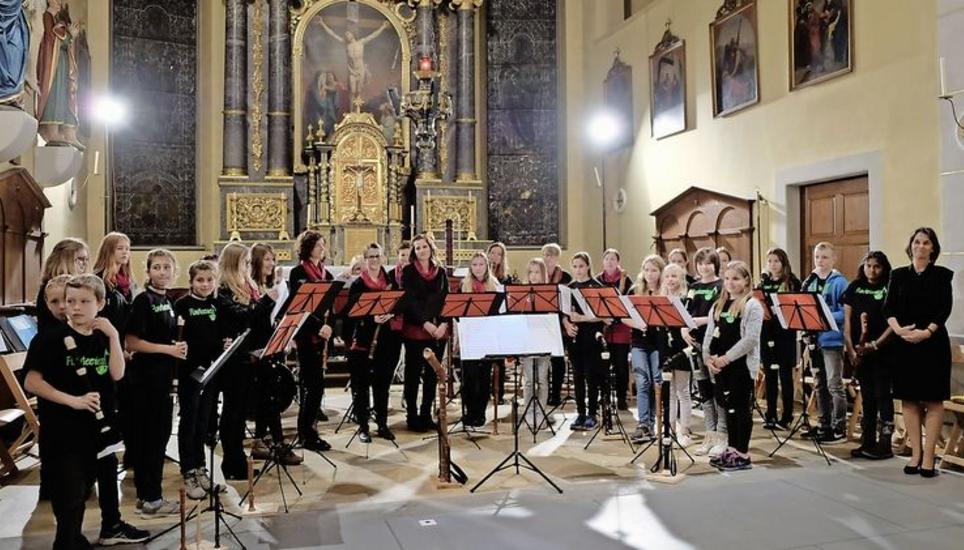Herbstkonzert in der Kirche Basadingen: Die Flauteenies und das Rodenbergensemble mit Leiterin Monika Meyenhofer (r.) begeisterten. Bild: Thomas Brack