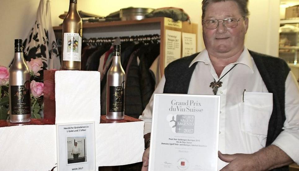 Winzer Peter Egloff aus Niederneunforn wurde für den Pinot noir Spätlese 2015 mit Gold sowie für den Goldsegen Pinot noir 2015 mit Silber ausgezeichnet.Bild Roland: Müller