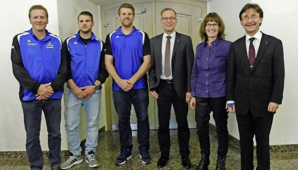 100 Jahre TV Herblingen: Gäste (v. l.) Walter Ziegler (Kassier TVH), Fabian Ziegler (Oberturner), Pascal Ziegler (Präsident TVH), Hannes Germann (Ständerat), Ruth und Raphaël Rohner. Bilder: Theo Kübler