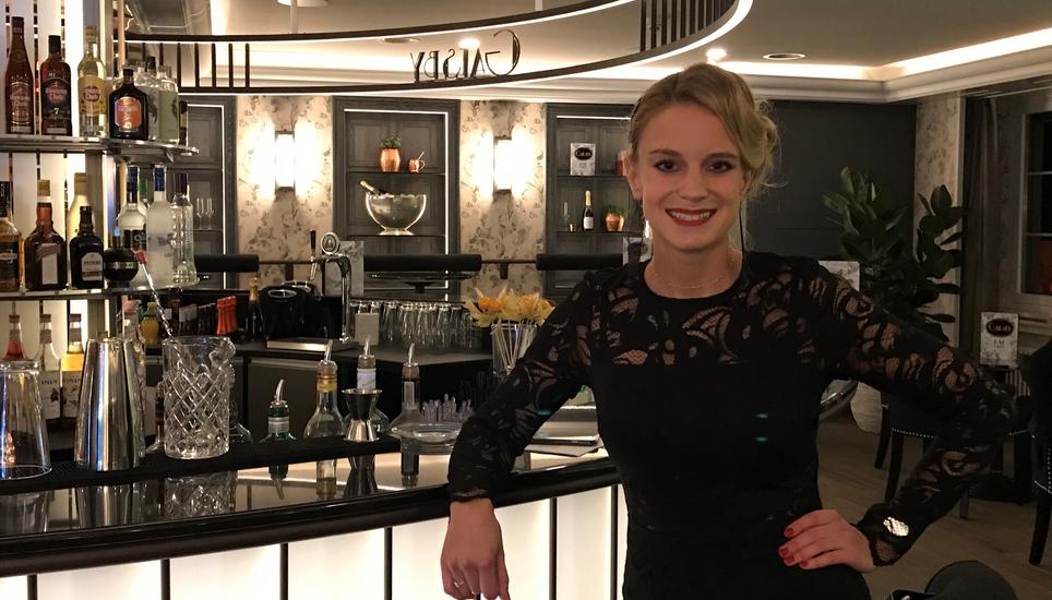 Casino-Direktorin Melanie Spring an der Theke in der neuen Gatsby-Bar. Bild: Radio Munot