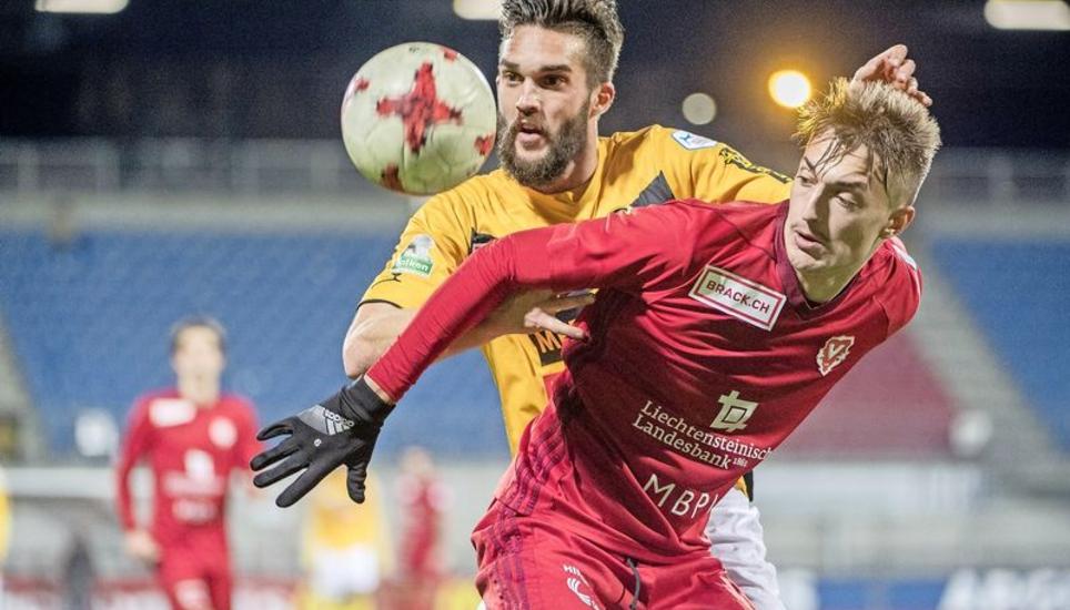 Auf Distanz gehalten: Vaduz-Spieler Aldin Turkes (vorn) kann FCS-Abwehrspieler Nejc Mevlja blocken. Der Aktivposten des FCV durfte sich beim 2:0 über den FCS mit seinen Kollegen über den dritten Sieg in Serie freuen. Bild: Michael Zanghellini