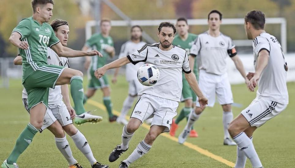Heisser Zweikampf: Sowohl der FC Diessenhofen als auch die SV Schaffhausen spielten eine «wellige» Hinrunde. Bild: R. Albrecht