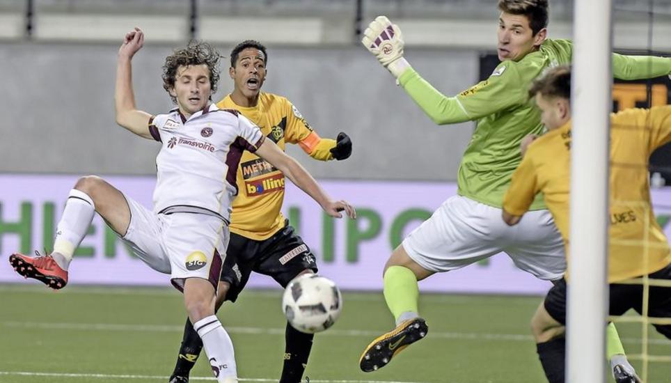 Die Entscheidung: Miroslav Stevanovic (links) erzielte den Siegtreffer für Servette Genf. Die FCS-Spieler Captain Paulinho, Keeper Nikolic und Abwehrspieler André Goncalves (von links) bleibt nur die Beobachter-Rolle. Bild: Roger Albrecht