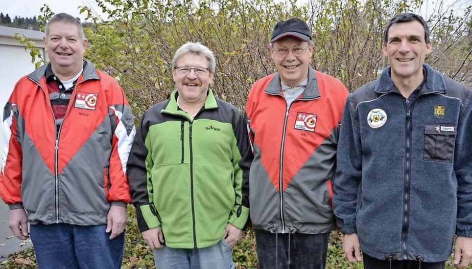 Die Matchfonds-Sieger (v. l.): Roland Tenger (Ordonnanz/E), Hans Baumann (Sport), Fritz Ritzmann (Ordonnanz/D) und Stefan Schneidewind (Pistole). Bild: Markus Stanger