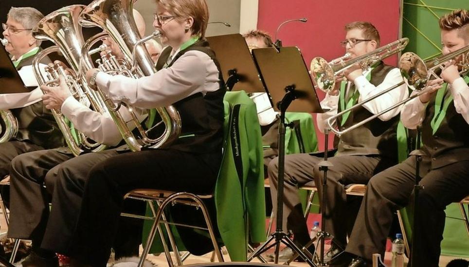 Die Musikgesellschaft Rafz präsentierte sich beim Doppelkonzert mit neuen Uniformen, die sie sich zum 100-Jahr-Jubiläum zugelegt hatte. Bild: Thomas Güntert