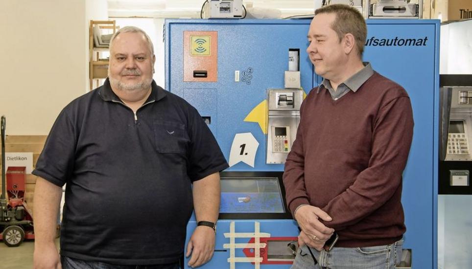 Die beiden Geschäftspartner Eberhard Henter-Besting (links) und Fabian Ewald vor einem Testgerät. Bild: Jeannette Vogel