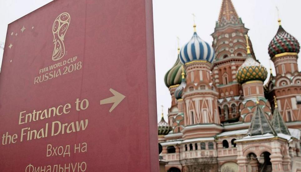 Die Welt wird heute in den Kreml in Moskau blicken. Aber nicht aus politischen Gründen, sondern weil im Rahmen einer Gala die Gruppen der WM-Endrunde ausgelost werden. Das Turnier findet im Sommer in Russland statt. Bild: Key