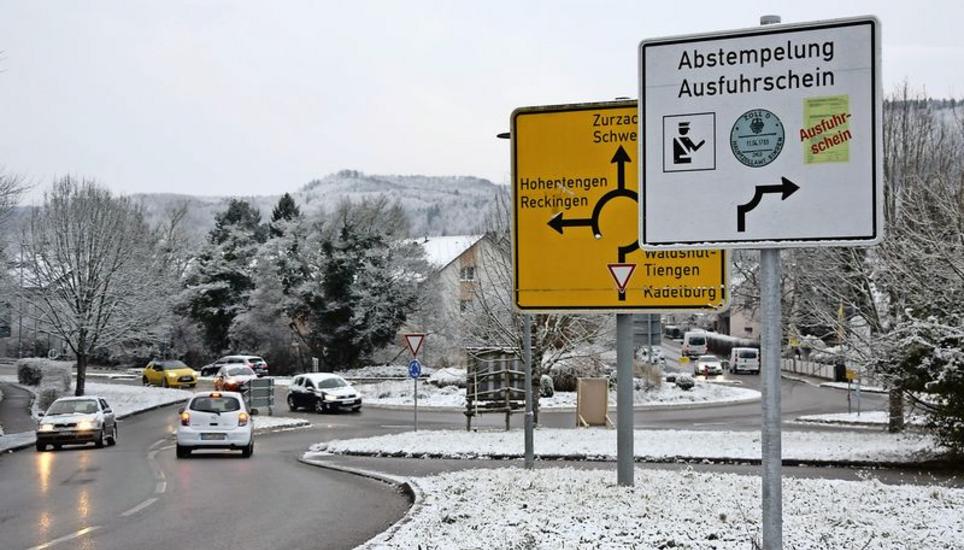 In der deutschen Gemeinde Küssaberg gibt es seit Juni eine zusätzliche Stempelstelle im Gemeindezentrum. Schilder im Ort weisen die Einkaufstouristen darauf hin. Bild: Saskia Baumgartner
