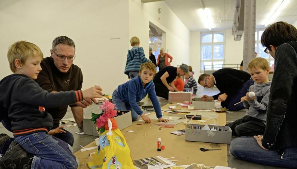 Der Bastelnachmittag nur für Väter und ihre Kinder in der Kunsthalle Vebikus in der Kammgarn kam sehr gut an. Bilder: Selwyn Hoffmann