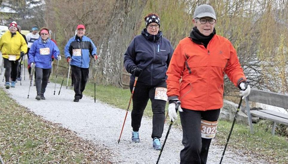 Nebst den Laufwettbewerben schickten die Organisatoren auch in diesem Jahr wieder rund vier Dutzend Walkerinnen und Walker auf die schöne Rundstrecke.
