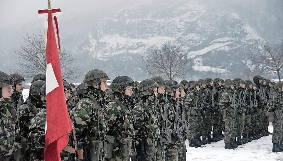 Angehörige des Inf Bat 61 bei der Fahnenübernahme.Bild zvg