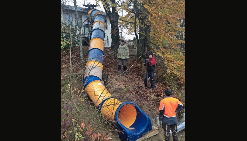 Bei der Installation der neuen Rutschbahn vor rund zwei Wochen. Bild: zvg