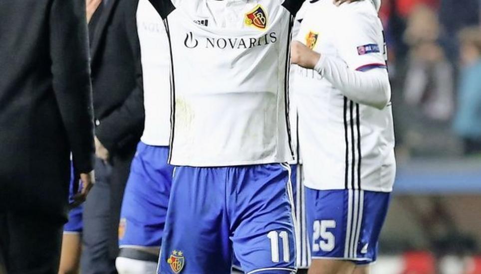Zwischen Stolz und Erleichterung: Der Jubel des FC Basel nach dem Weiterkommen ist gross. Offensivmann Renato Steffen schreit seine ganze Freude heraus. Bild: Key