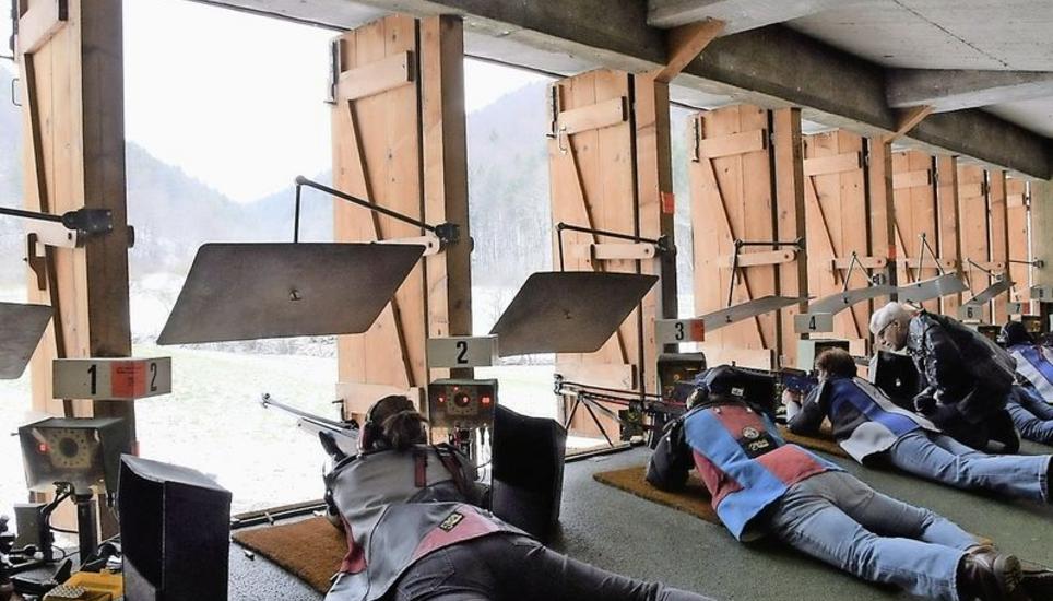 Die Schützen und Schützinnen schiessen auch bei eiskalter Witterung. Bild: Silvan Baumann