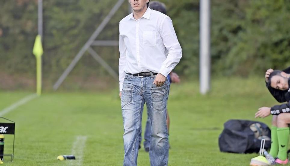 Im Mittelpunkt des Geschehens, ohne eigentlich beteiligt zu sein: VFC-Coach Amine Lakhdher sollte durch die Hintertür hinaus- komplimentiert werden – der Alleingang des Präsidenten Pajtim Ismaili sorgt nun für eine Sogwelle der Verärgerung. Bild: Roger Albrecht