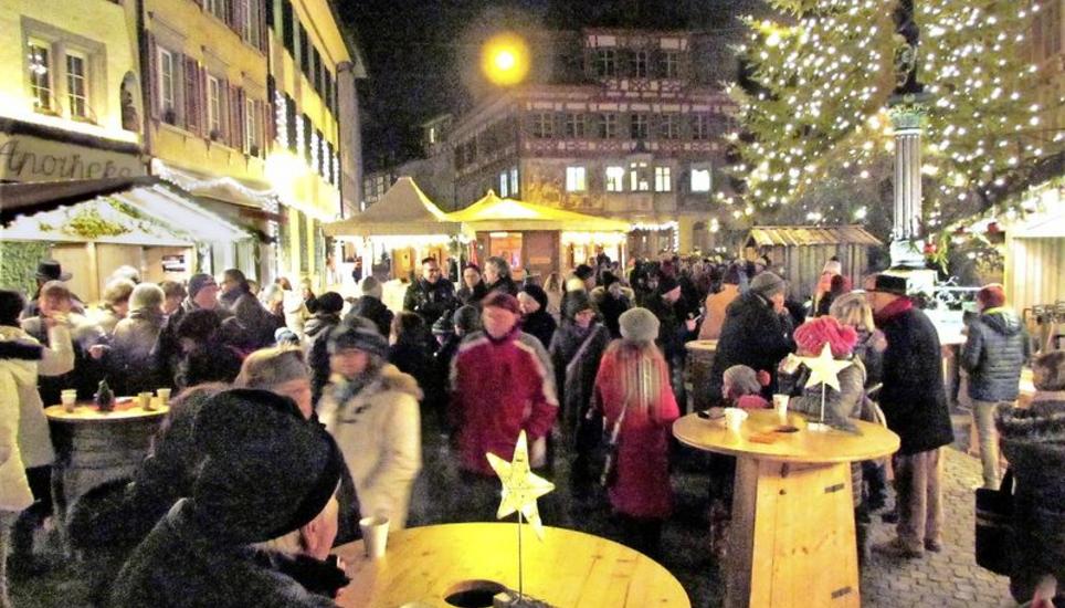 Schon am Eröffnungsabend drängten sich die Märlistadt-Besucher aus nah und fern auf dem Rathausplatz. Bild: Ernst Hunkeler