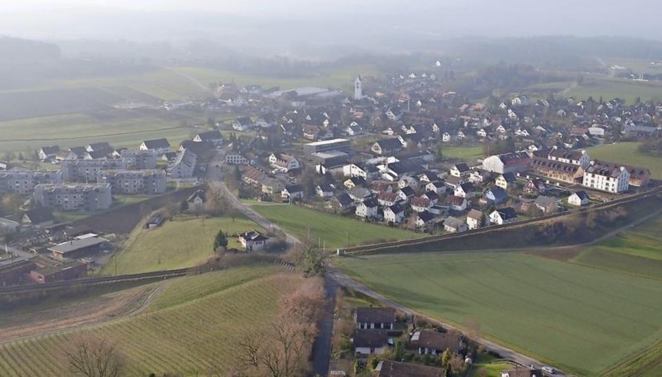 Die Überbauung Orenberg (rechts beim Bahndamm) beschert Ossingen bald neue Bewohner wie im Neuwies (l.). Bild: Peter Weber