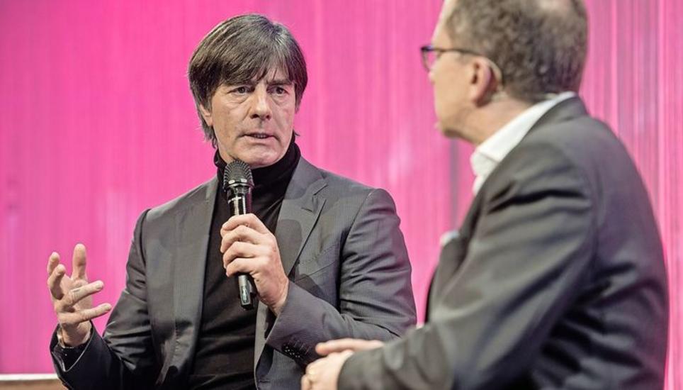 Joachim Löw (links) im Gespräch mit Marco von Ah, dem Medienchef des Schweizerischen Fussballverbands. Bild: Key