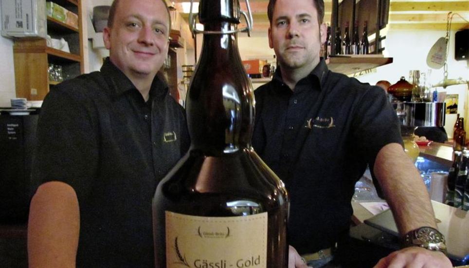 Sorgen für Beizenkultur: die Ramser Bierbrauer – und neu auch Beizer Daniel Sandmeier (rechts) und Raphael Gnädinger. Bild: Ernst Hunkeler