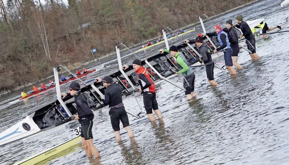 Eiskaltes Einwassern in Ellikon am Rhein zum Langstreckenrennen über 11 km nach Eglisau. Von links: Kaspar Bührer, Severin Studach, Flurin Letta, Rudolf Loretan, Severin Hummer, Joel Horni, Valentin Hoff, Konrad Loretan. Bild: langstrecke.ch/Fotograf Peter Koch