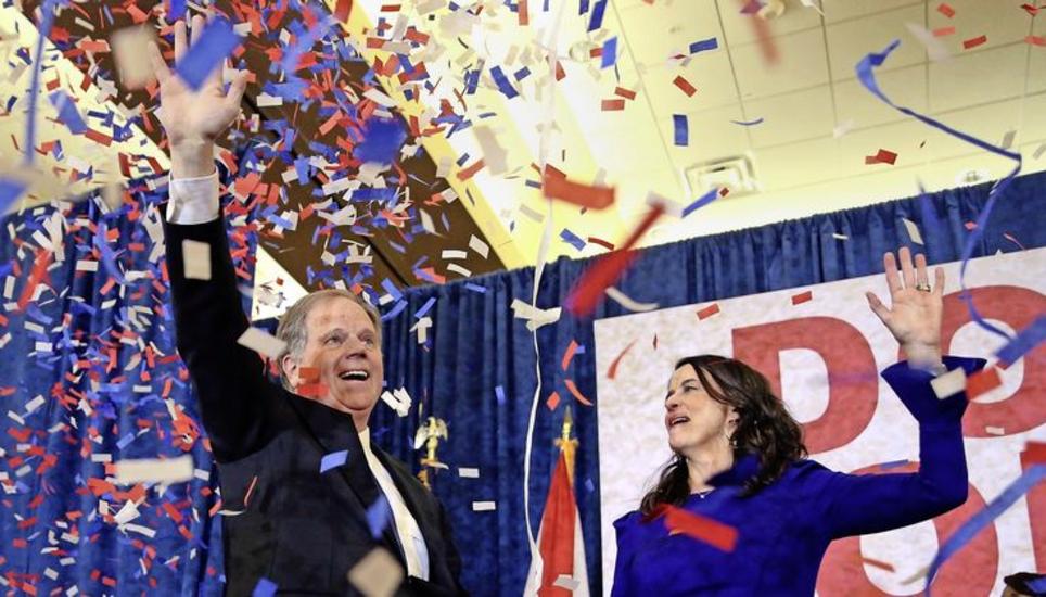 Der Demokrat Doug Jones feiert den Wahlsieg mit seiner Ehefrau. Jones ist neuer Senator für Alabama. Bild: Key