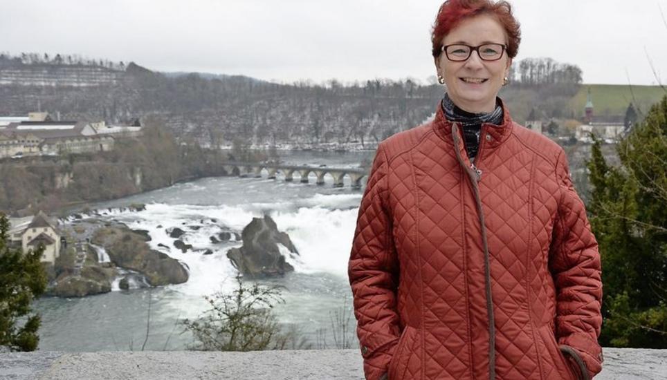 Sara Jucker wohnt nur wenige Schritte von der Rhenania-Terrasse mit Blick auf den Rheinfall entfernt. Bild: Saskia Baumgartner