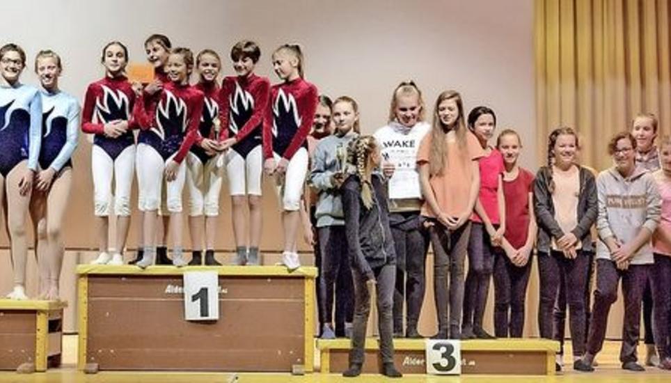 Die Turnerinnen am Stufenbarren: Fideliflipflops Randental (2., links), die Hallauer Scuat Army (Mitte, Siegerinnen) und Girl Power Neunkirch (3., rechts).