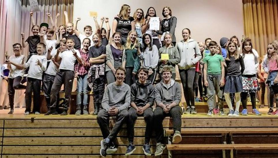 Dance Steps aus Stetten (2., links), The Street Artist Group (Sieger, Mitte) und den Hohberg Kids (3., rechts).