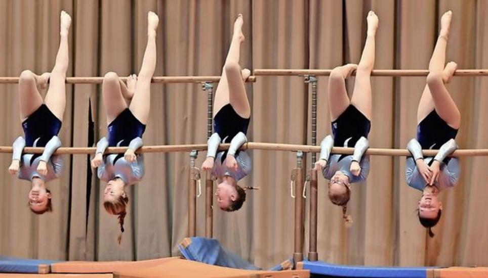 Synchronität am Stufenbarren, dargeboten von den Fideliflipflops von der 1./2. Oberstufe Randental: Aline Schulthess und Sara Cula hatten diese Übung einstudiert.