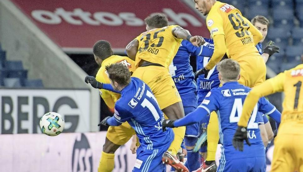 Sekou Sango (Nummer 35) von YB schiesst per Kopf das wichtige 1:0 für die Berner beim Gastspiel in Luzern. Bild: Key