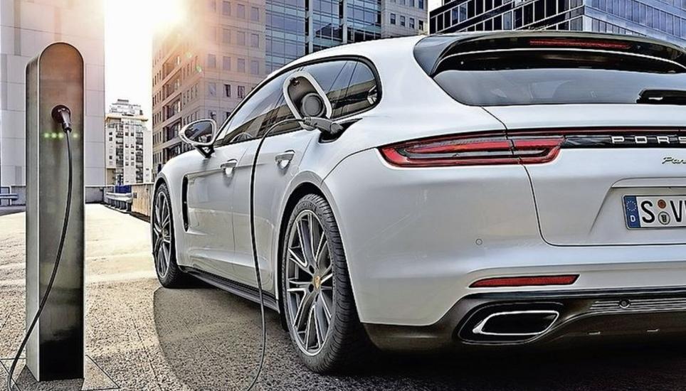 Porsches Plug-in-Modelle verkaufen sich gut, und schon bald folgt das erste rein elektrisch angetriebene Modell. Dafür wurde kräftig investiert. Bild: zvg